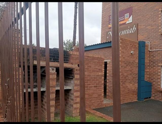 2 BEDROOM FLAT FOR SALE IN KEMPTON PARK AH